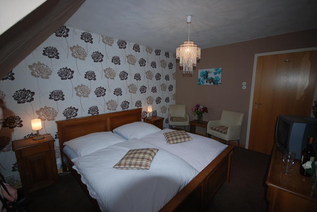 Pension Haus Am Hirschsprung Виллинген Экстерьер фото